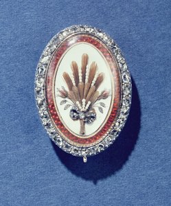 Pendente di diamanti rosa, perle smaltate e capelli, metà XVIII secolo